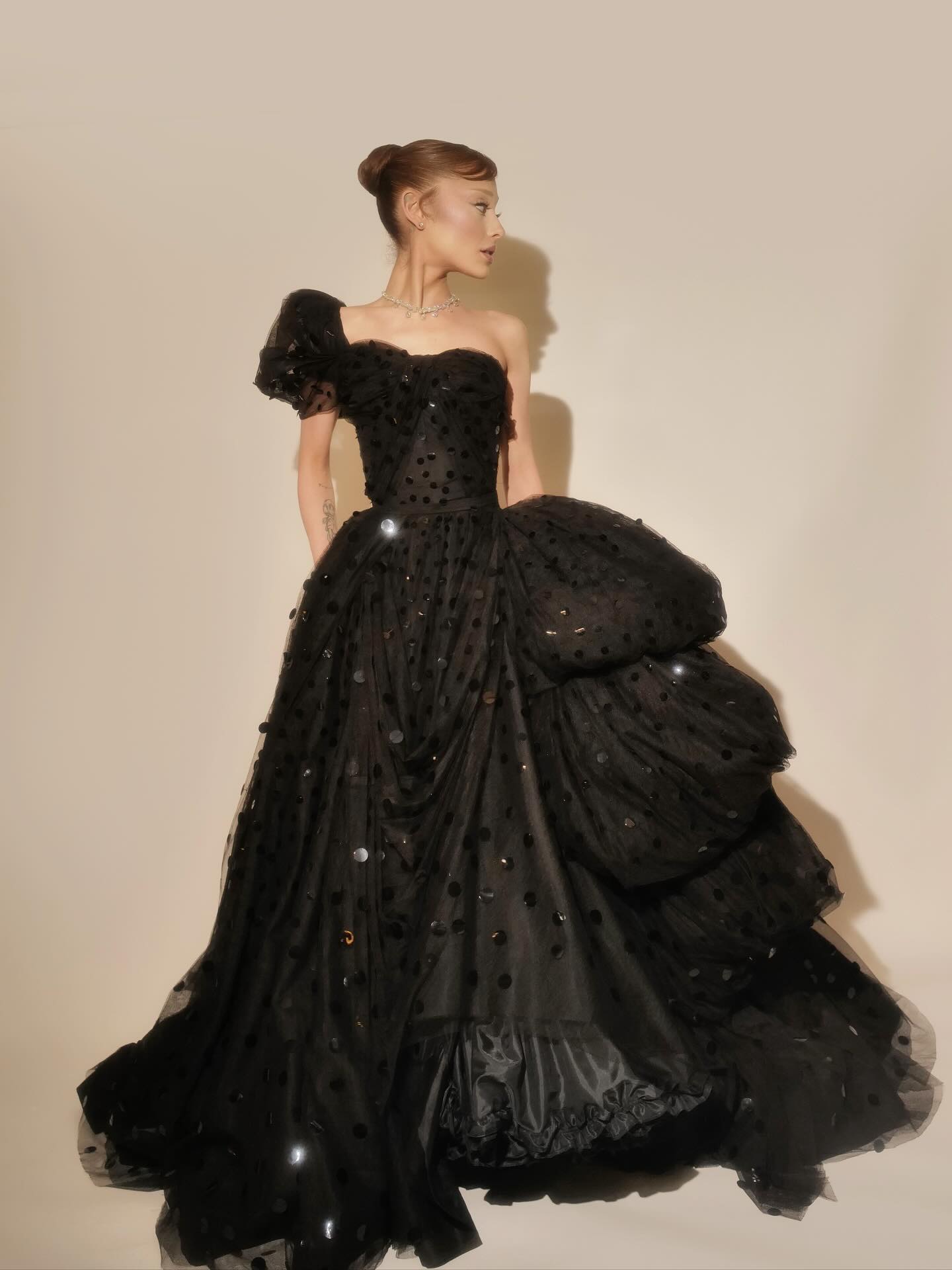 أريانا غراندي بتصميم غيلبرت أدريان (إنستغرام)