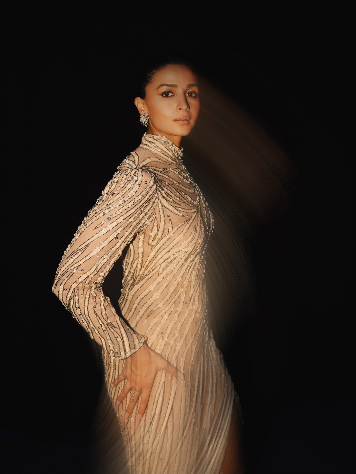 عليا بهات بتصميم قديم من أرشيف Bob Mackie في دبي (إنستغرام)