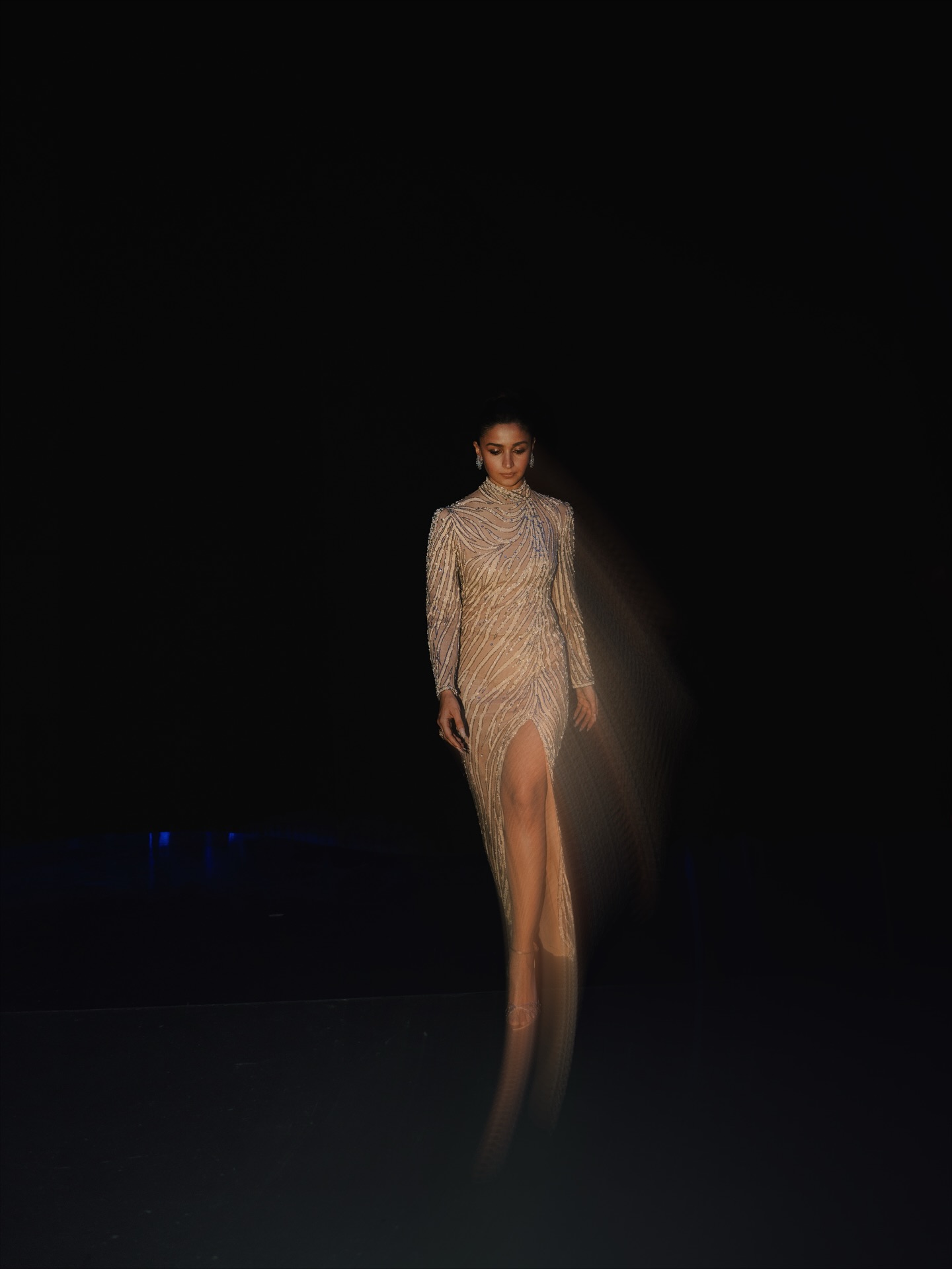 عليا بهات بتصميم قديم من أرشيف Bob Mackie في دبي (إنستغرام)