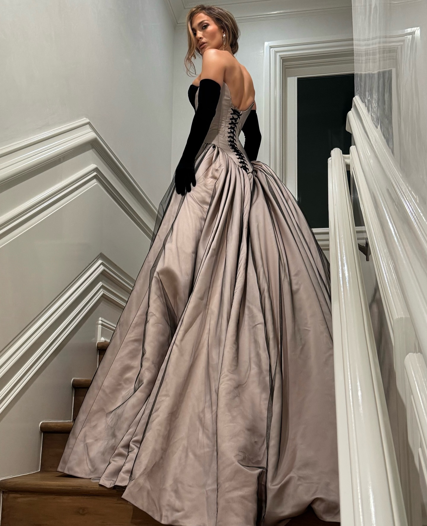 جينيفر لوبيز بفستان تمارا رالف (إنستغرام)