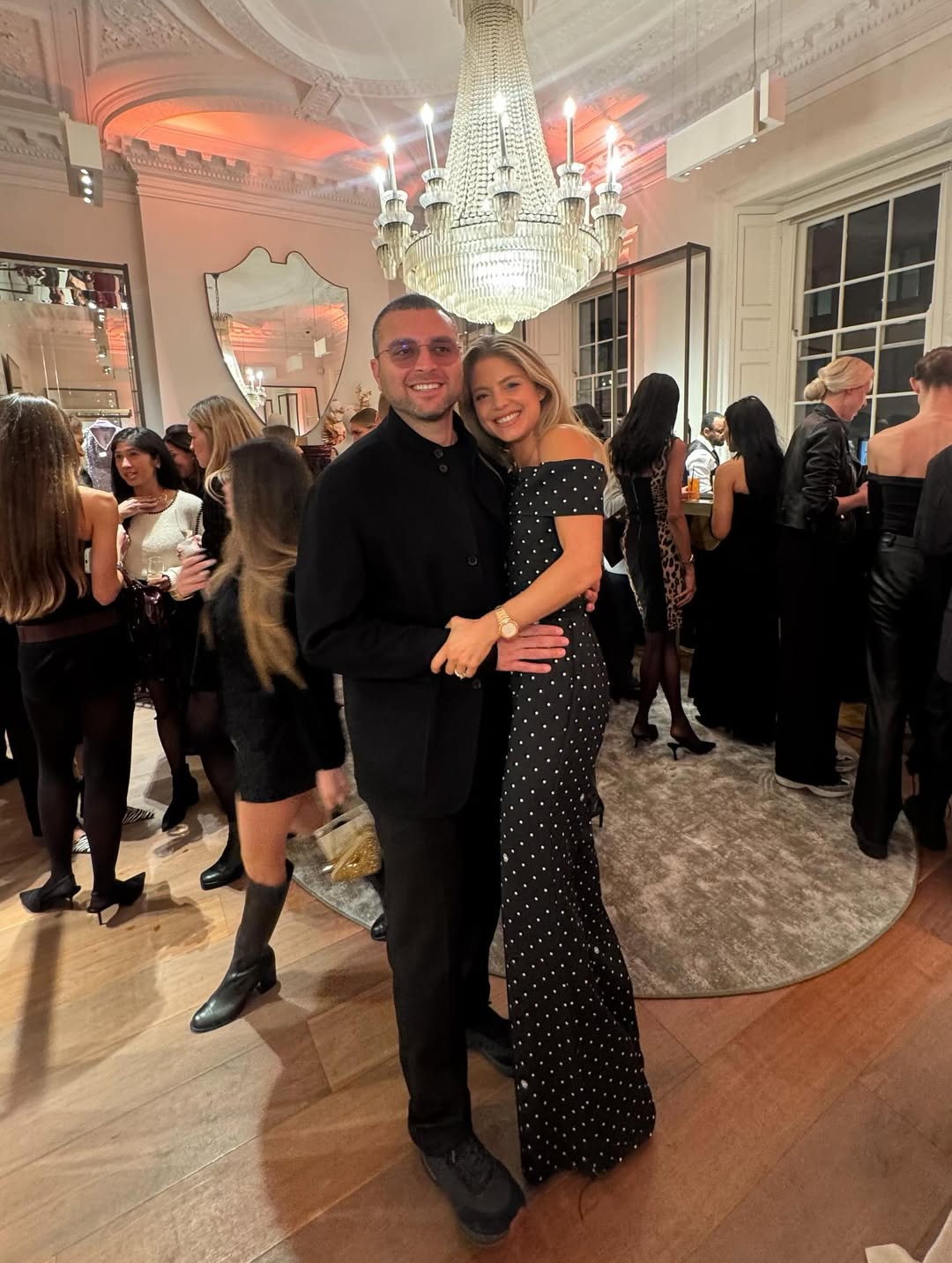 كريستينا صعب بجمبسوت بولكا دوت من ايلي صعب (انستغرام)