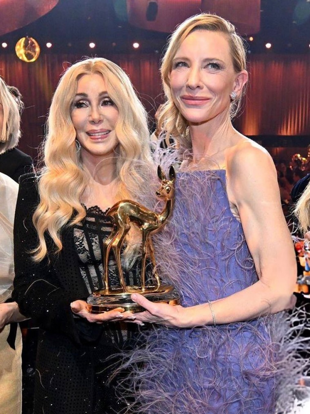 كيت بلانشيت مع الفنّانة شير في حفل Bambi Awards في ألمانيا (إنستغرام)