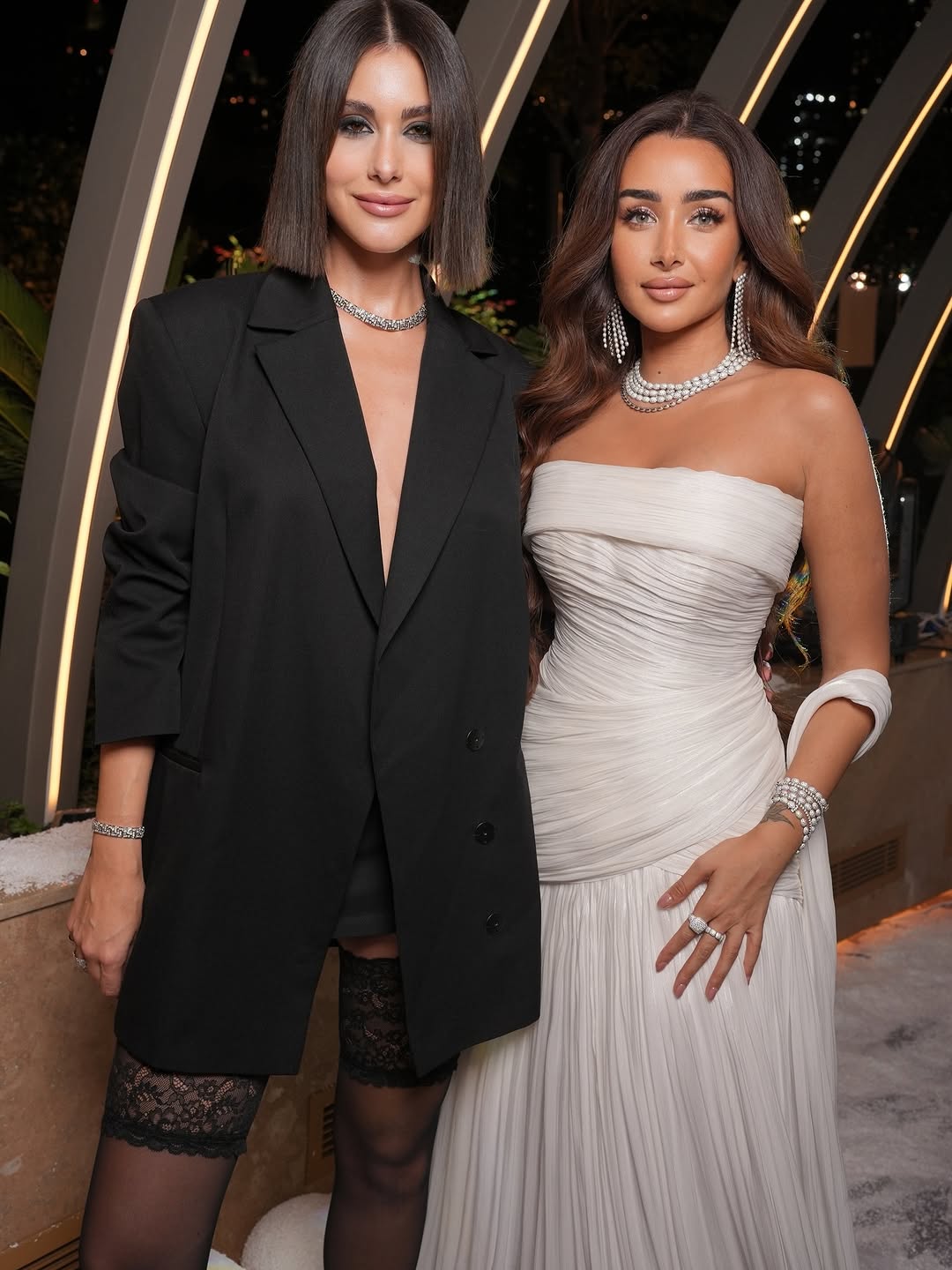 نور عريضة بفستان البلايزر الى جانب هنا الزاهد (انستغرام)