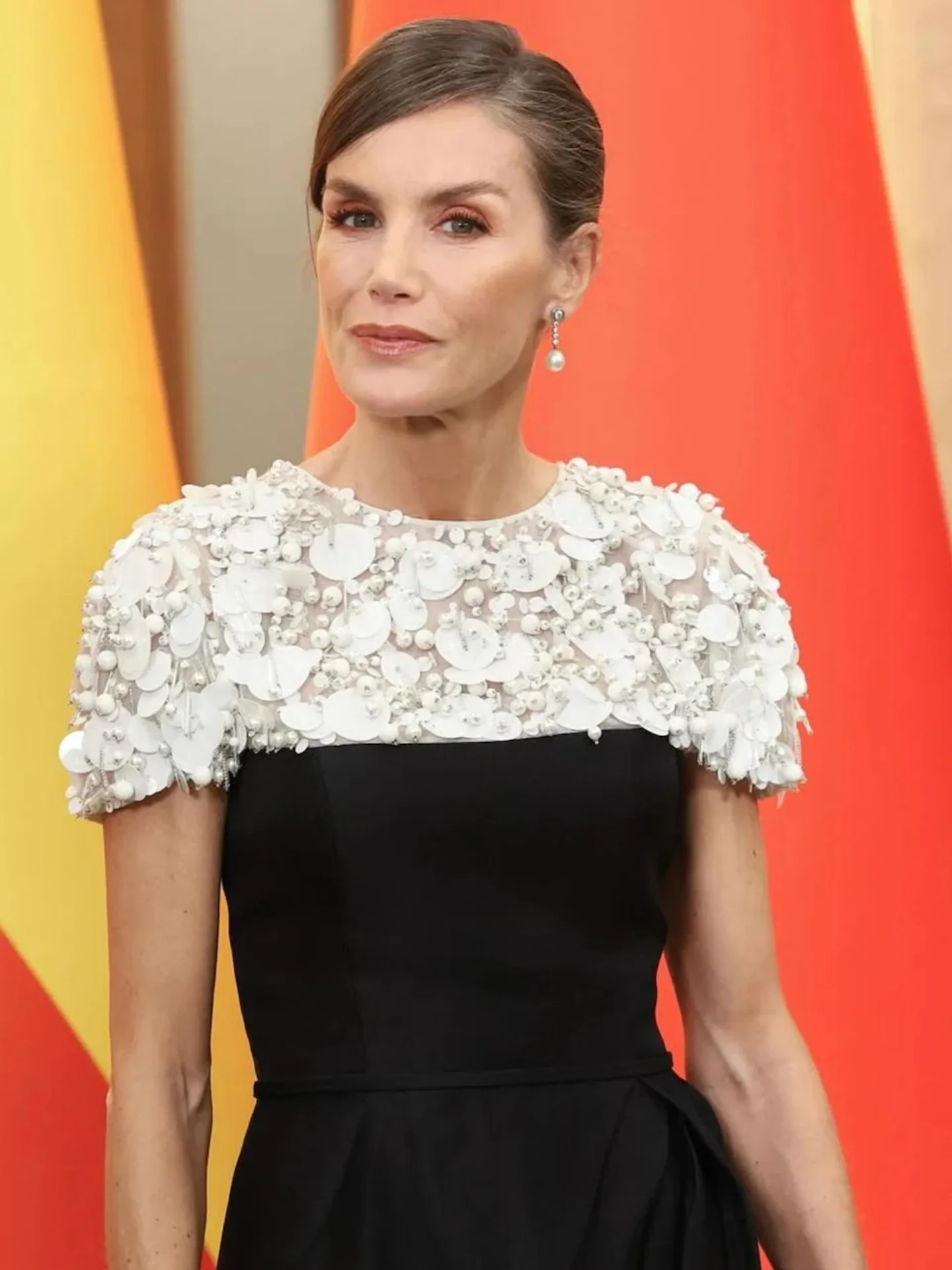 الملكة ليتيزيا بتصميم كارولينا هيريرا (إنستغرام)