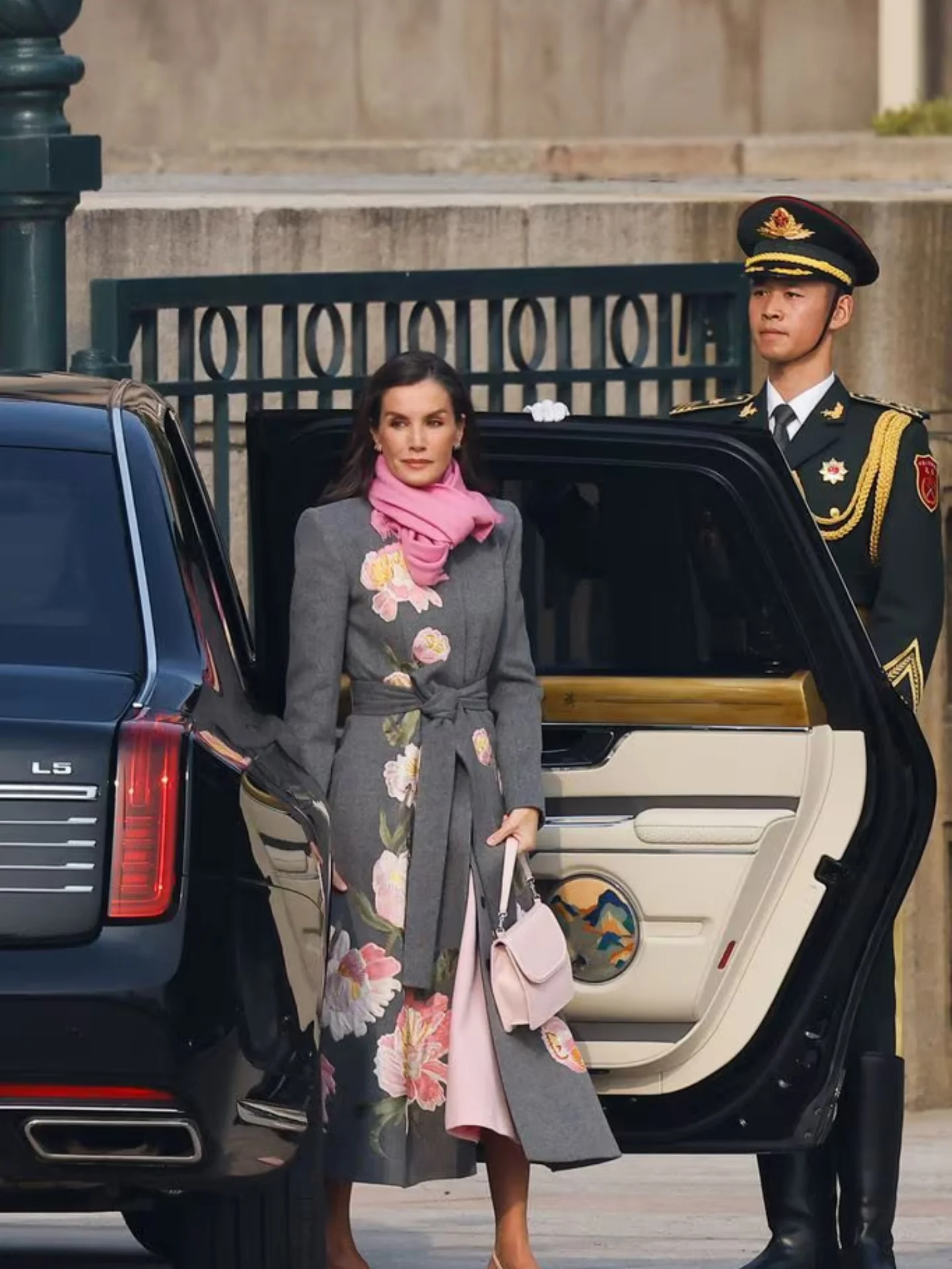 الملكة ليتيزيا بتصميم كارولينا هيريرا (إنستغرام)