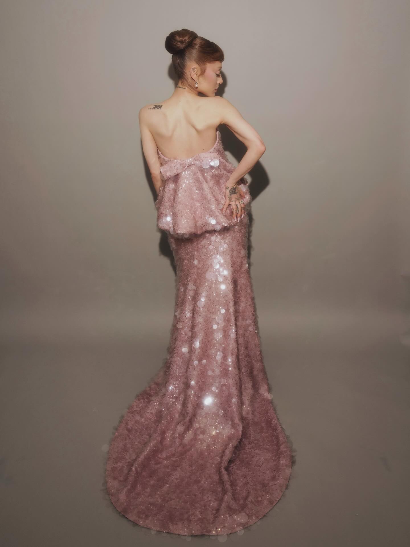 أريانا غراندي بتصميم بالنسياغا (إنستغرام)