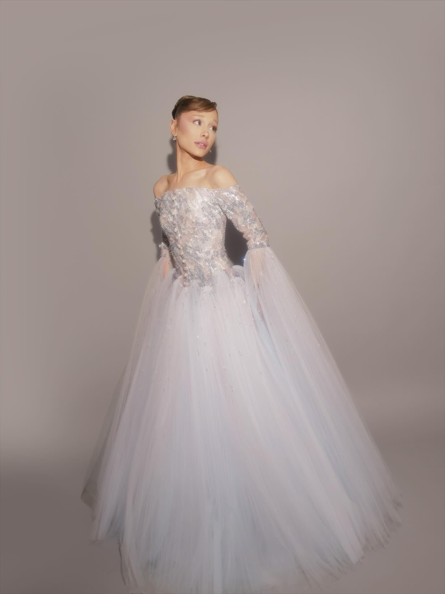 أريانا غراندي بتصميم توم براون (إنستغرام)