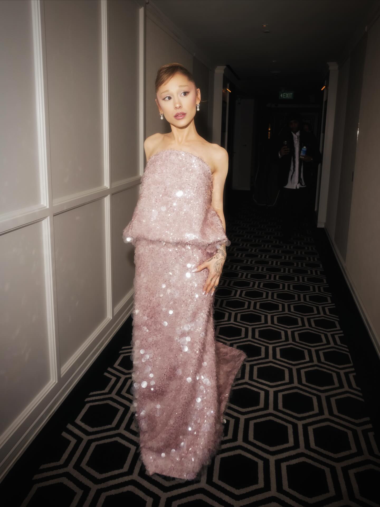 أريانا غراندي بتصميم بالنسياغا (إنستغرام)