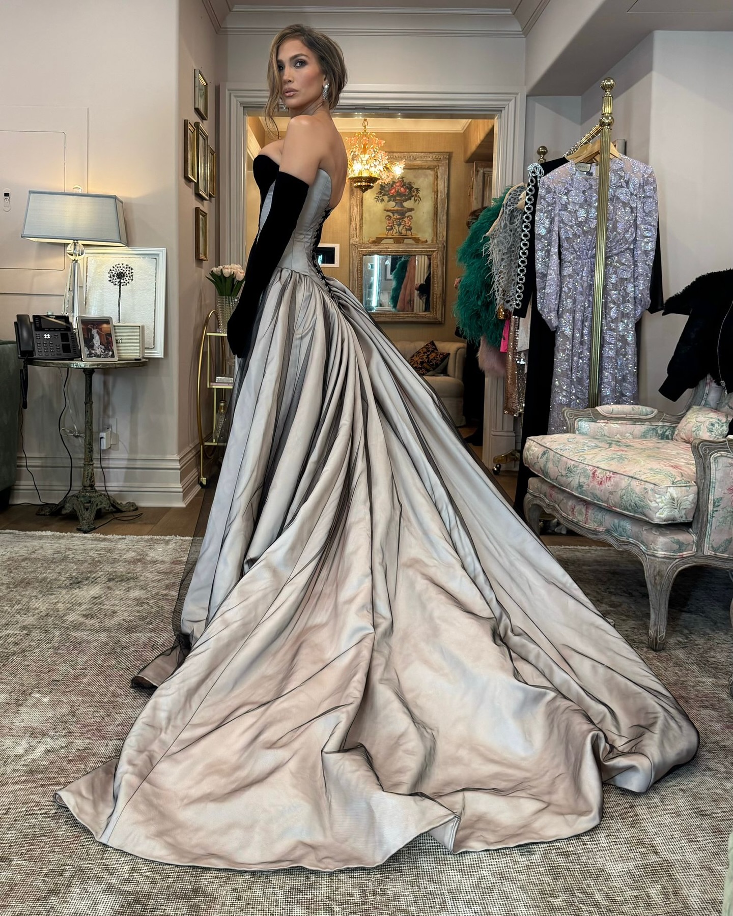 جينيفر لوبيز بفستان تمارا رالف (إنستغرام)