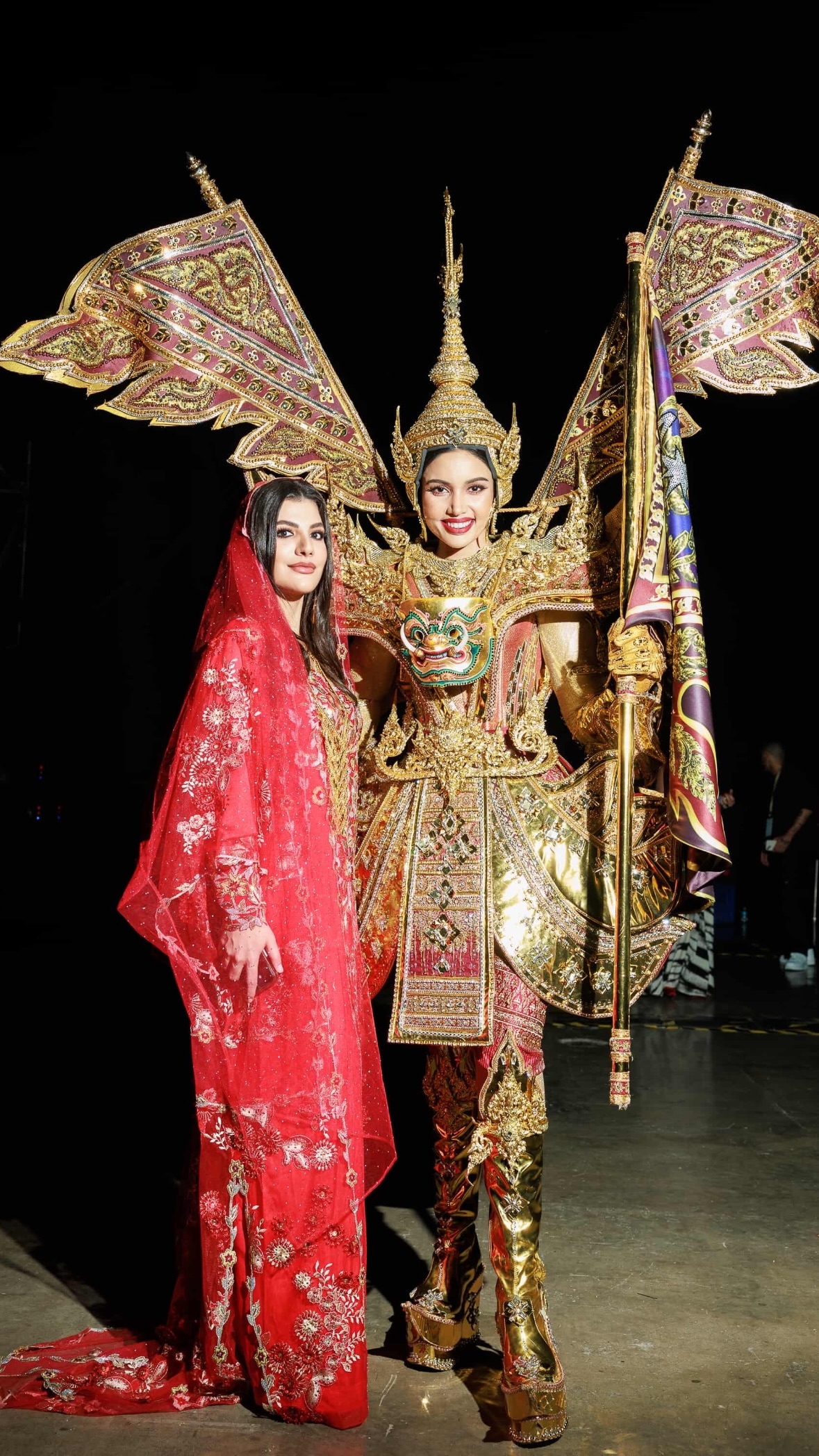 اطلالة ملكة جمال الامارات مريم محمد بالعباية الاماراتية التقليدية في بانكوك (انستغرام)