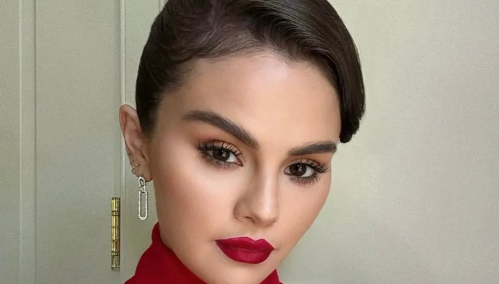 سيلينا غوميز بصيحات موضة 2025 بين الأبيض النقي والأحمر الجريء (صور وفيديو)