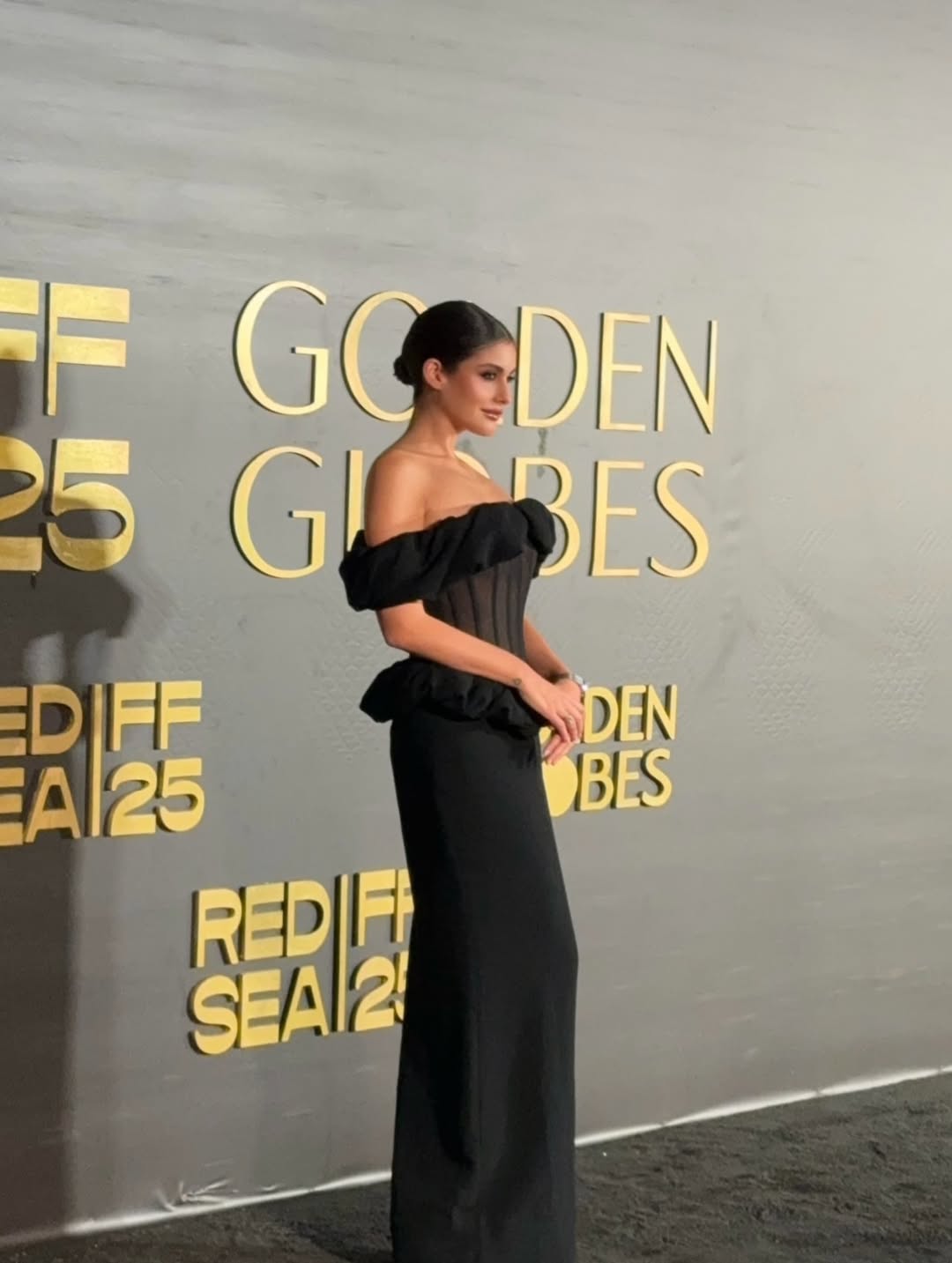 فستان اسود طويل بأسلوب نور عريضة (انستغرام)