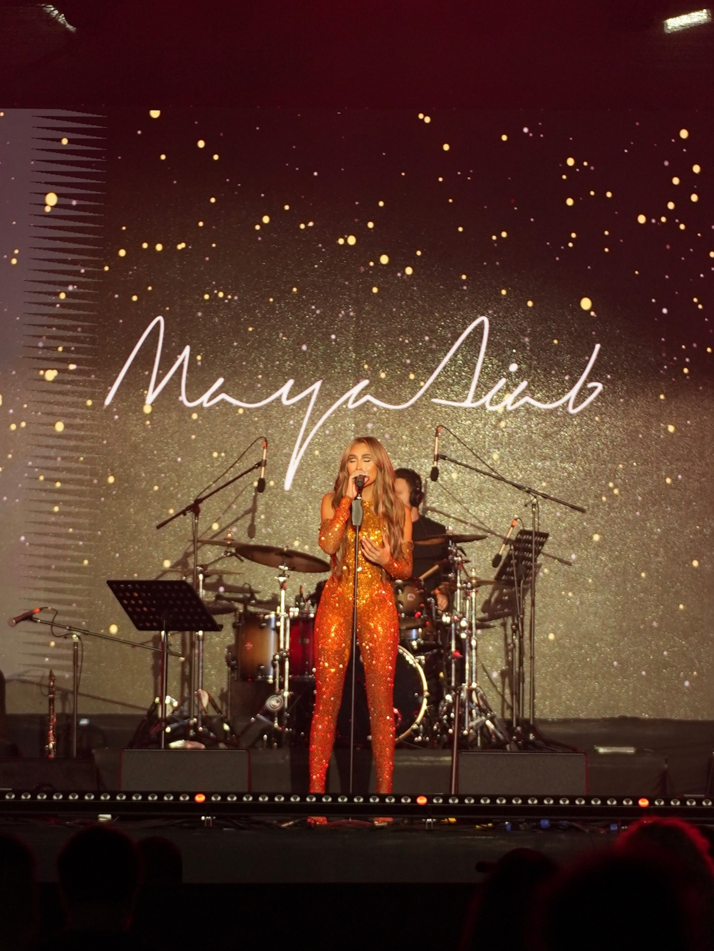 مايا دياب بإطلالتها الناريّة في مهرجان الأوتودروم في دبي (إنستغرام)