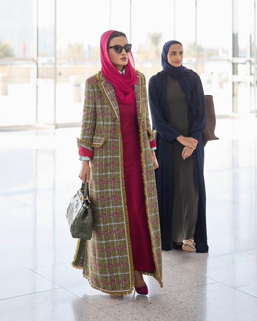 الشيخة بإطلالة الفوشيا الجريئة (انستغرام)