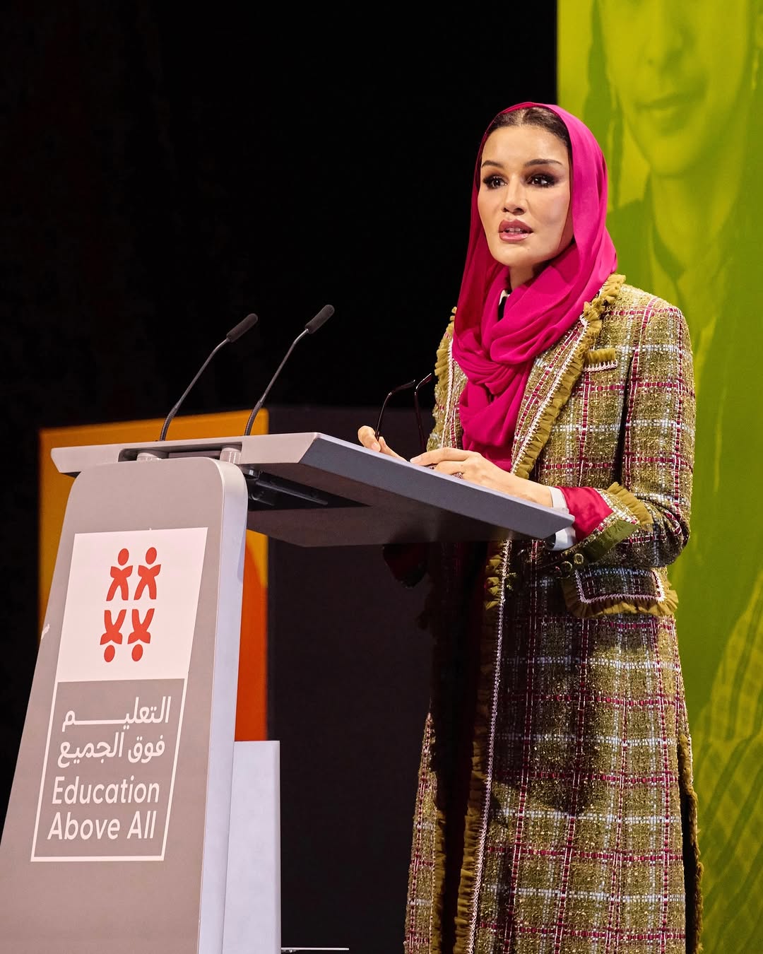 الشيخة بإطلالة الفوشيا الجريئة (انستغرام)