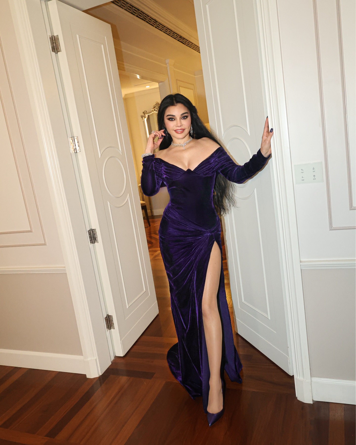 هيفاء وهبي بالأرجواني الفاخر من رامي سلمون ومجوهرات نصولي (إنستغرام)