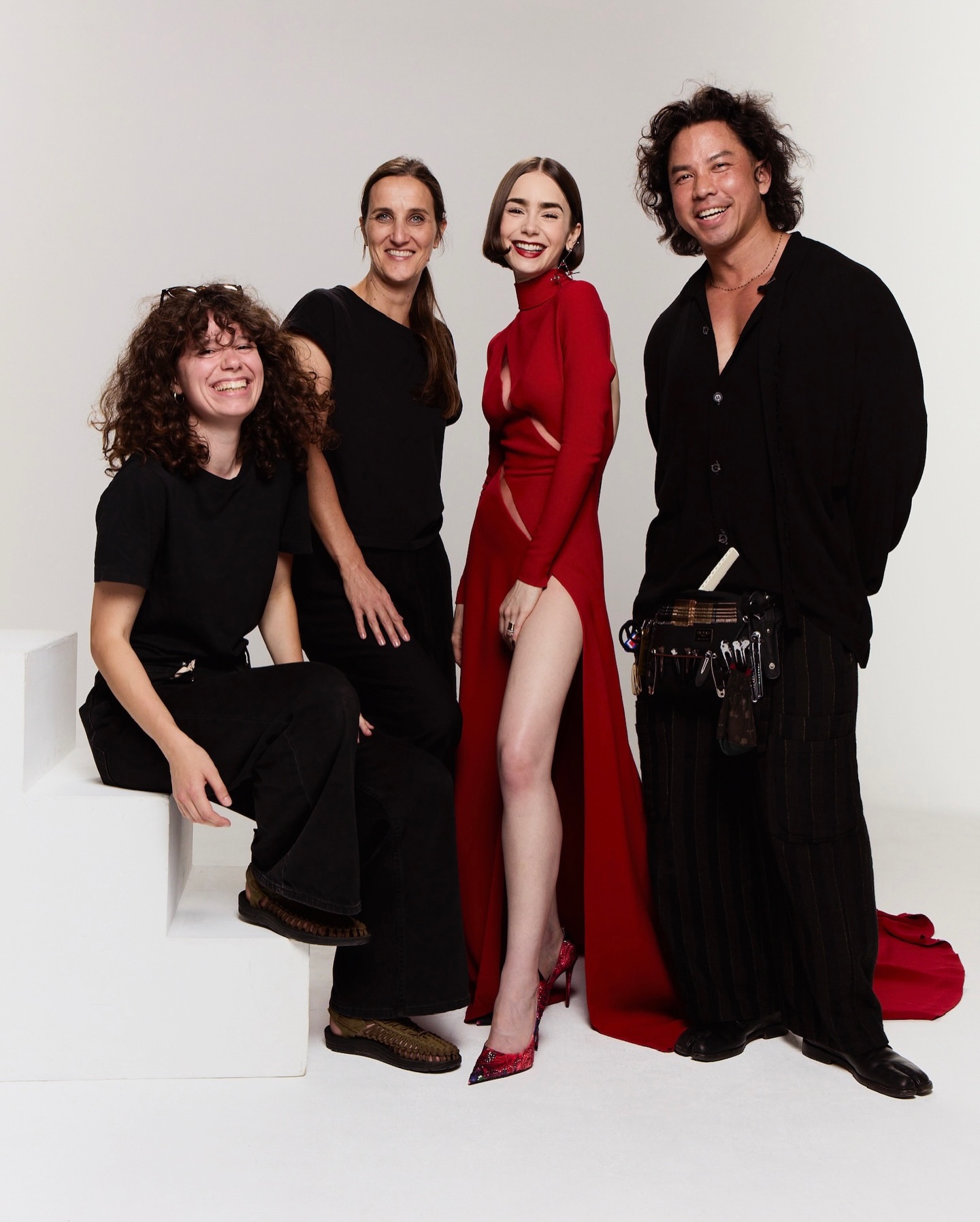 ليلي كولينز وفريق العمل (إنستغرام)