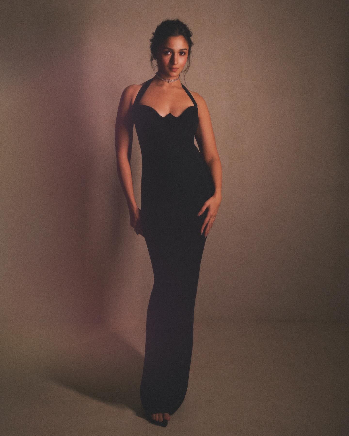 أسود كلاسيكي منحوت من أرشيف Herve Leger لخريف 1993 (إنستغرام)