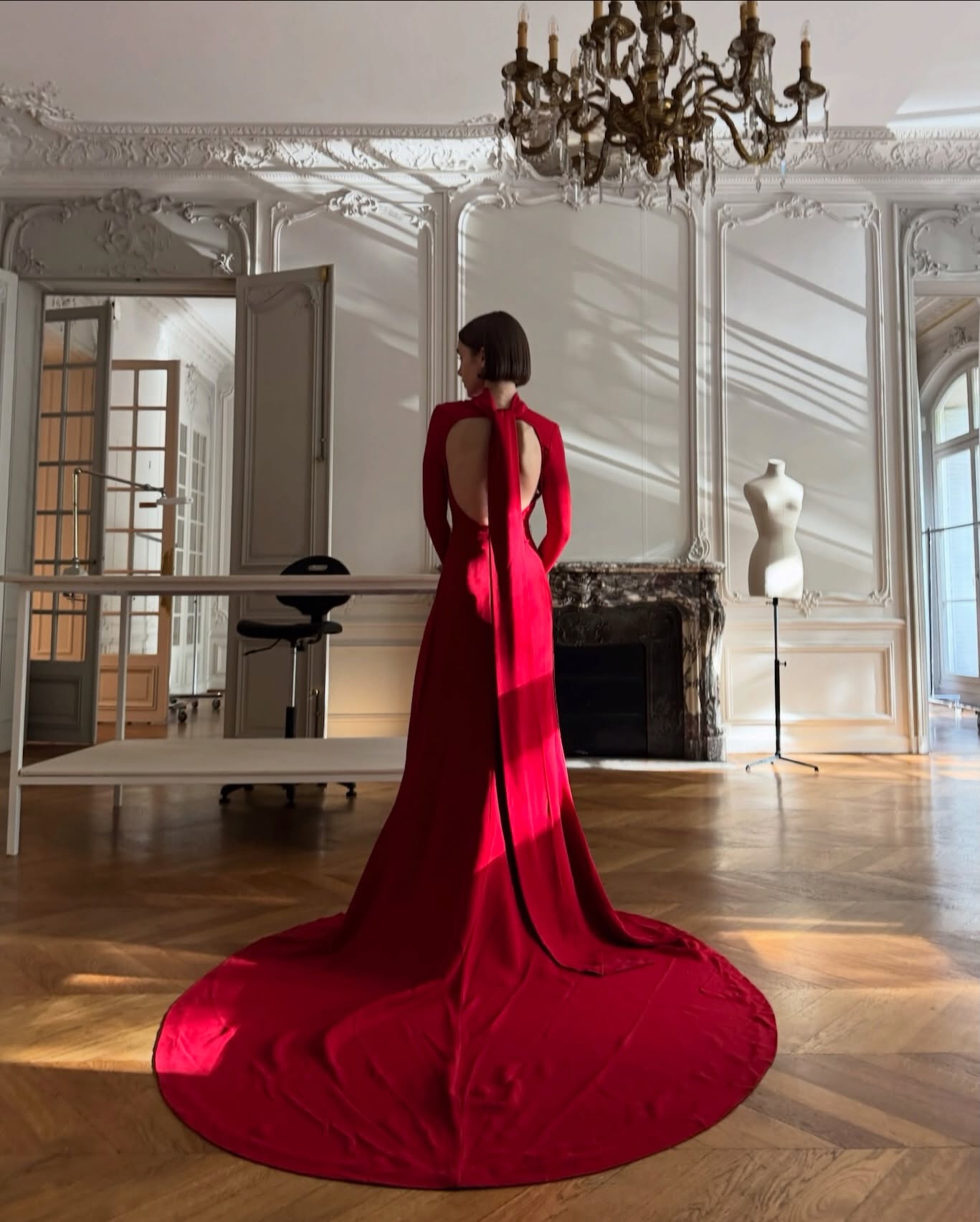 ليلي كولينز بتصميم إيلي صعب (إنستغرام)