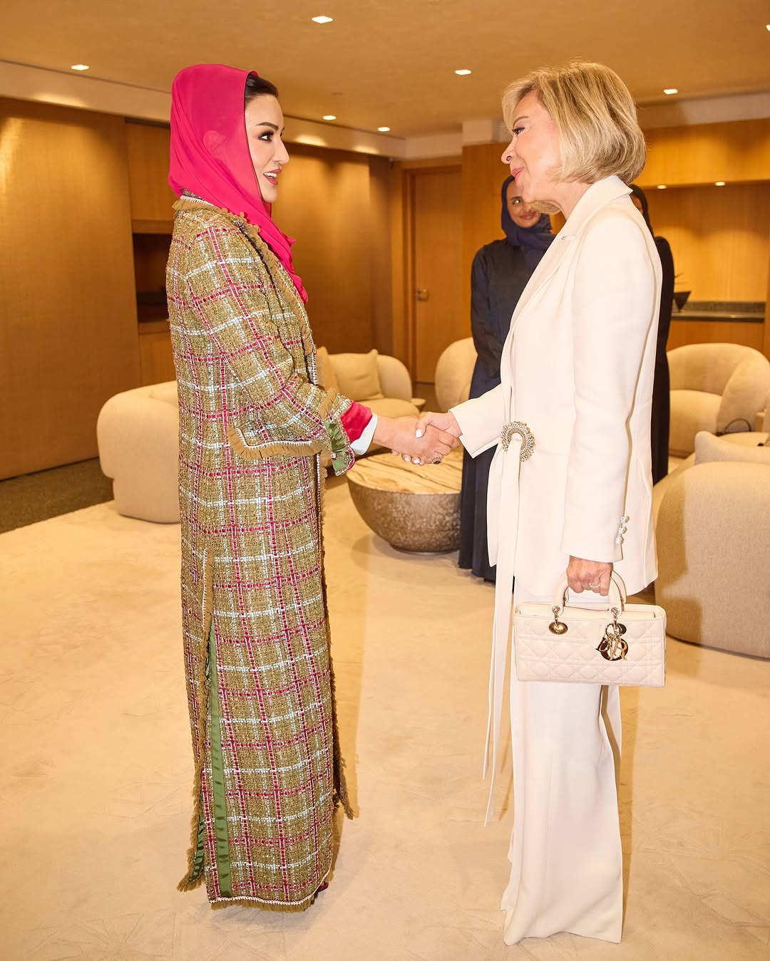 الشيخة موزة مع السيدة الاولى نعمت عون في ختام قمة wise2025  (انستغرام)