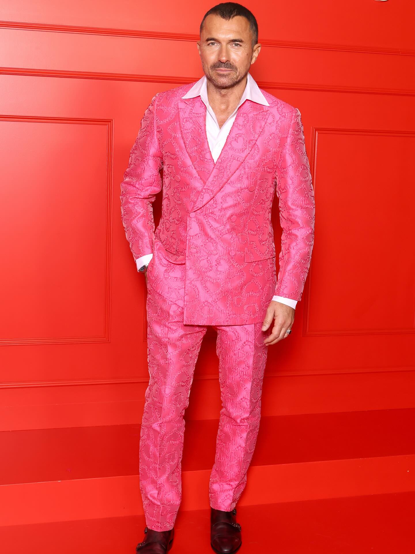 ويليام آبادي على السجادة الحمراء في Emily in Paris (إنستغرام)