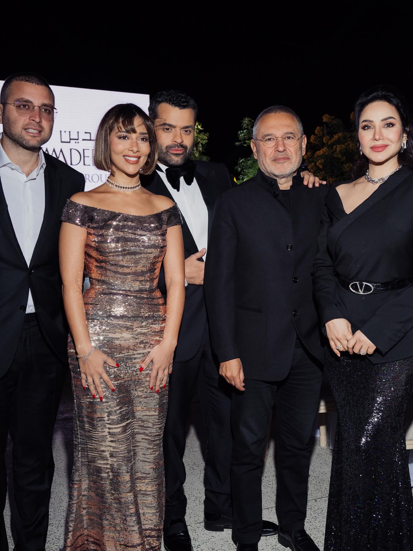 لجين عمران مع إيلي صعب ونجله إيلي جونيور وسيدريك حداد وبلقيس فتحي (إنستغرام)