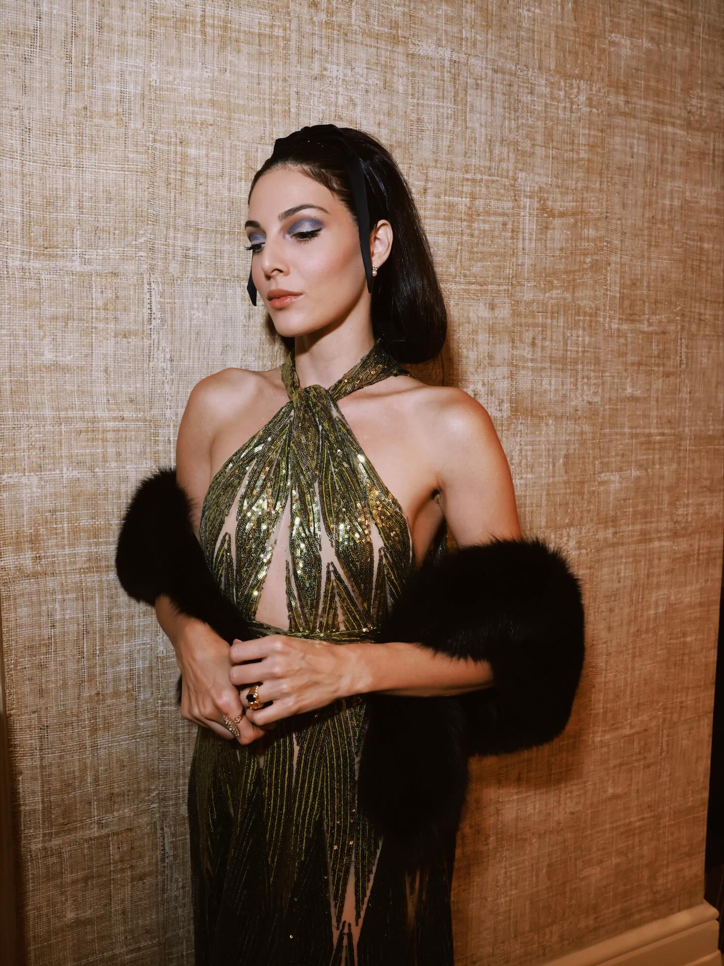 مكياج دخاني وتسريحة ريترو (إنستغرام)