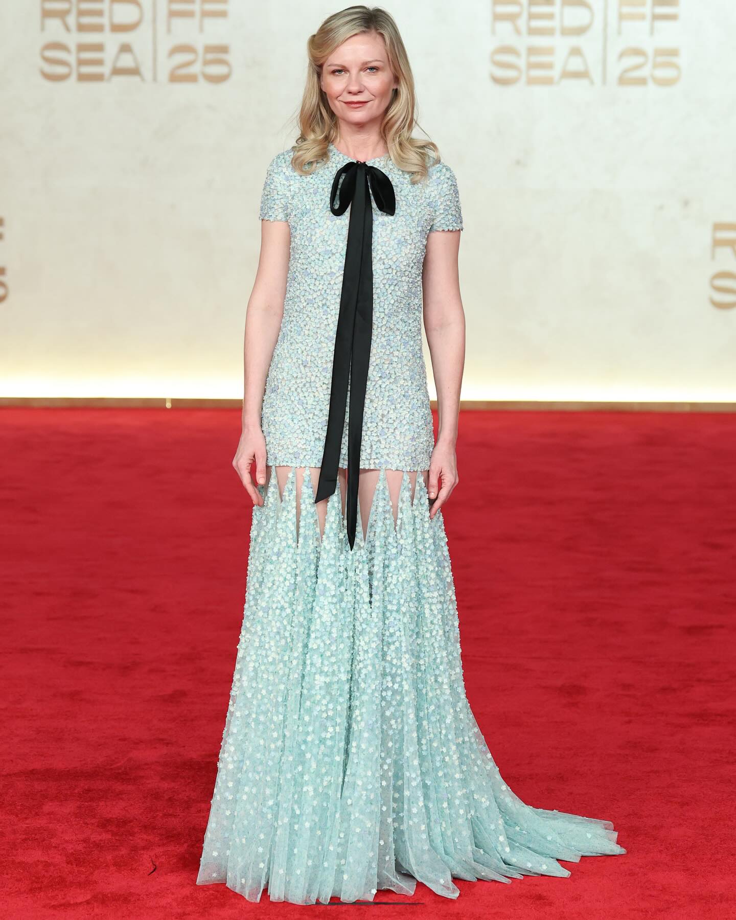 كريستن دانست بتصميم ديور (إنستغرام)