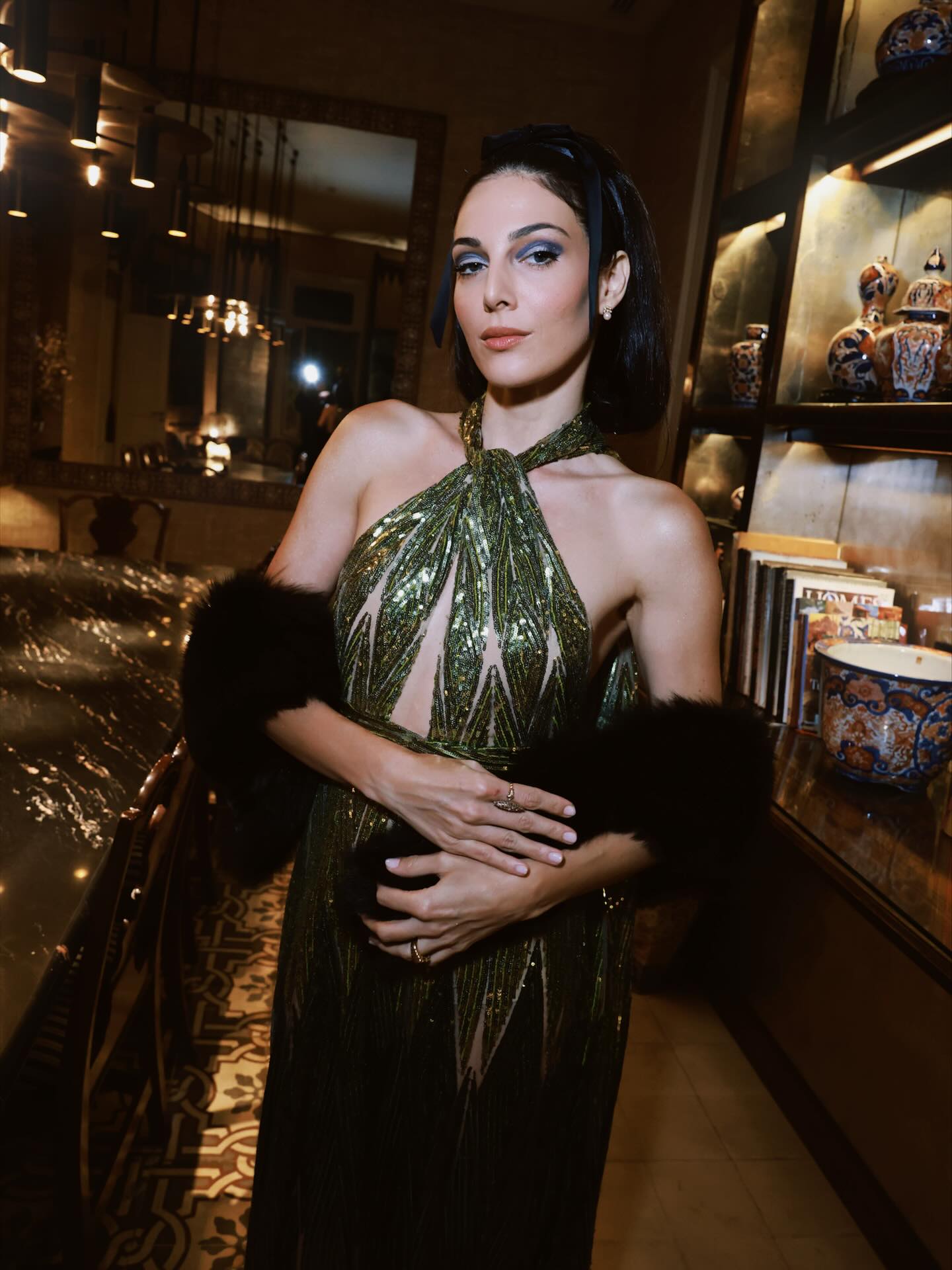 مكياج دخاني وتسريحة ريترو (إنستغرام)