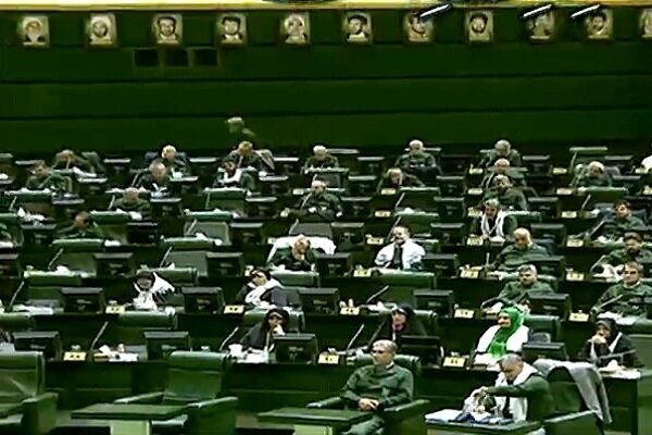 أعضاء البرلمان يرتدون زي الحرس الثوري (إعلام إيراني).