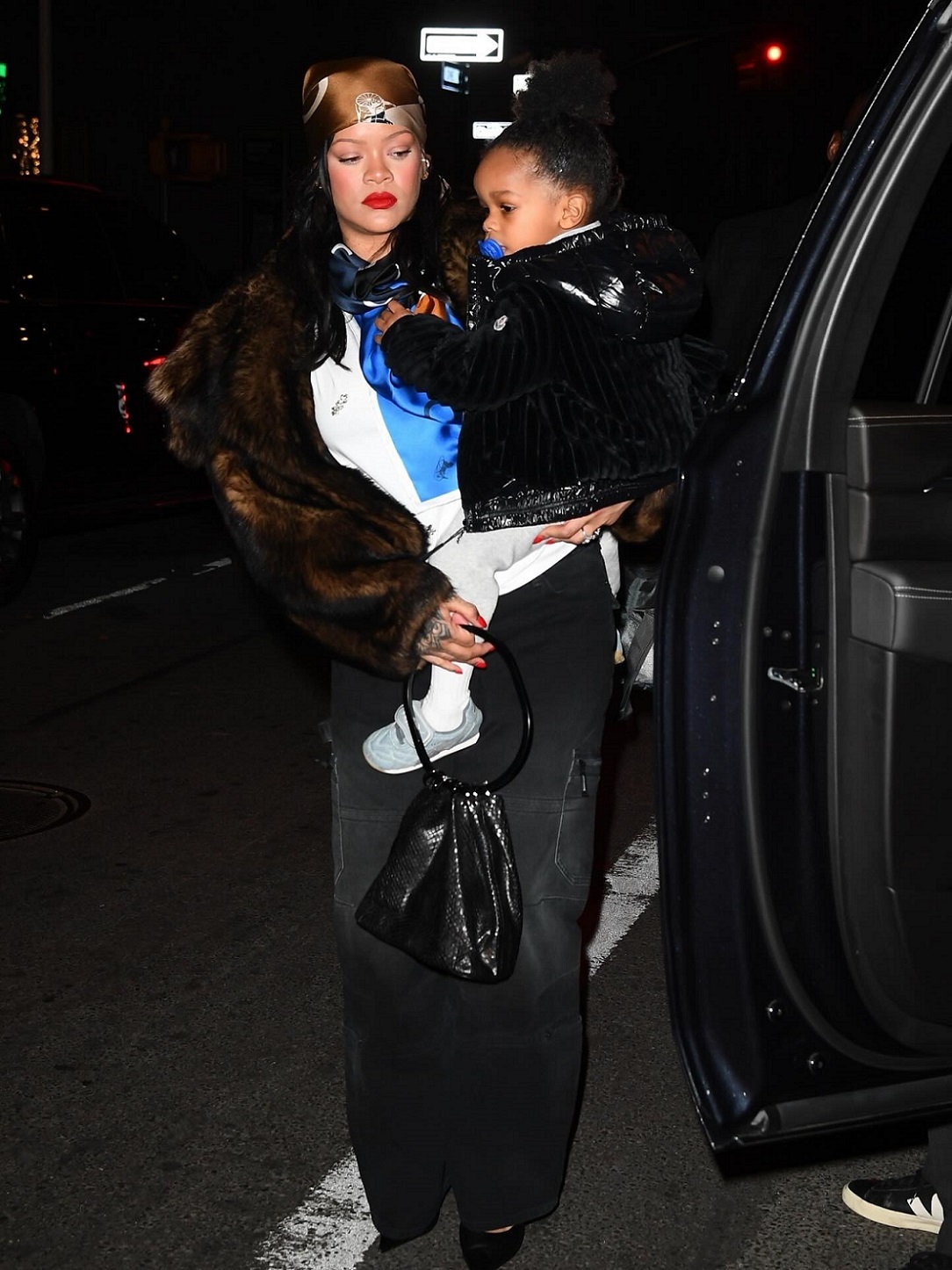 ريهانا بأسلوب كاجوال فاخر في شوارع نيويورك (إنستغرام)