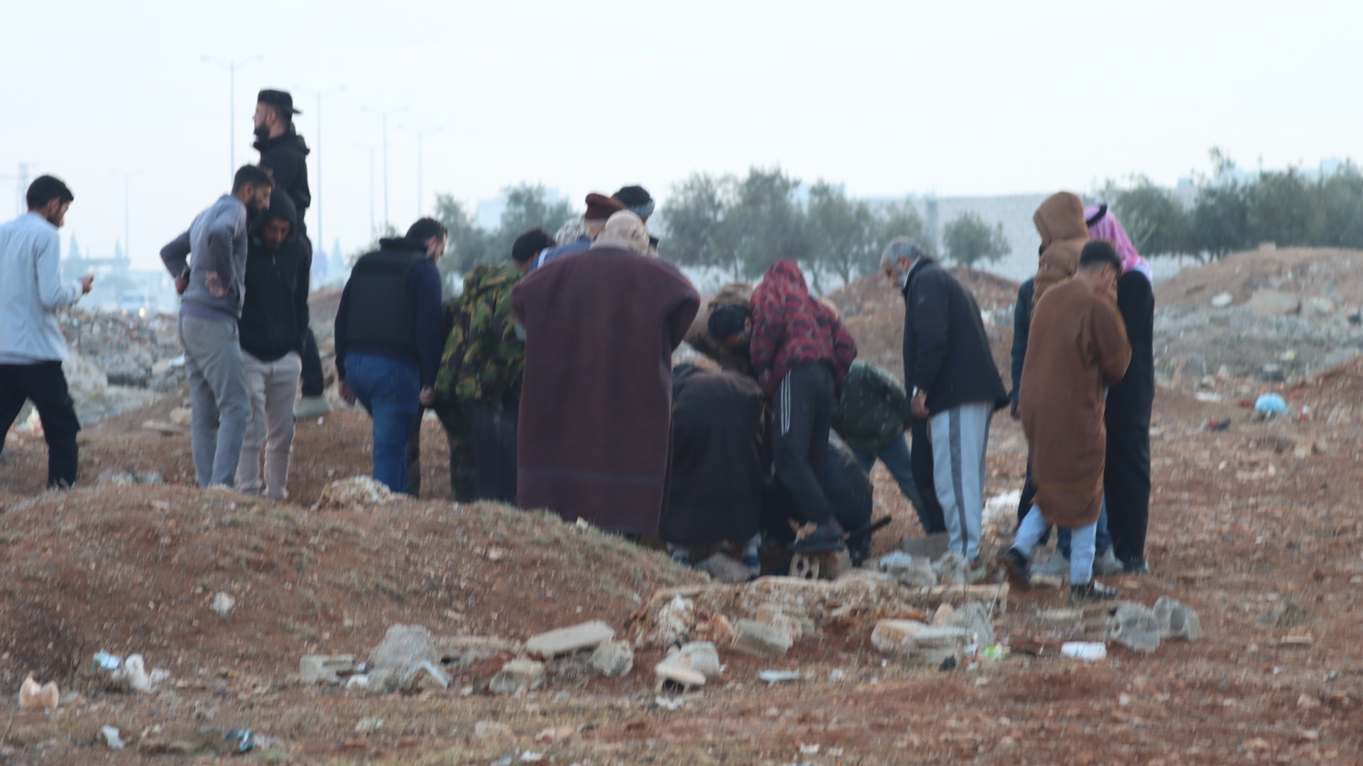 سوريون يتواجدون في أحد أماكن انتشال الرفات (الداخلية السورية)