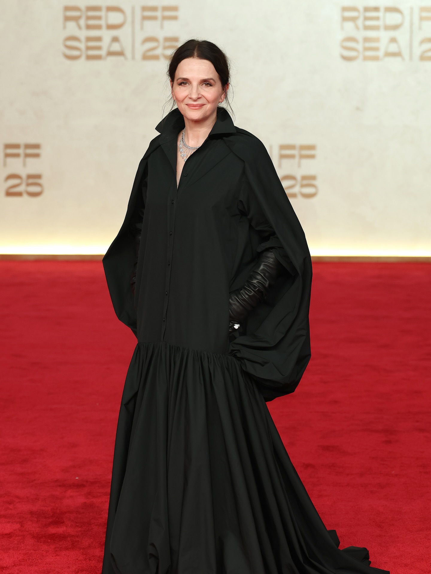 جولييت بينوش بحضورها الراقي (إنستغرام)