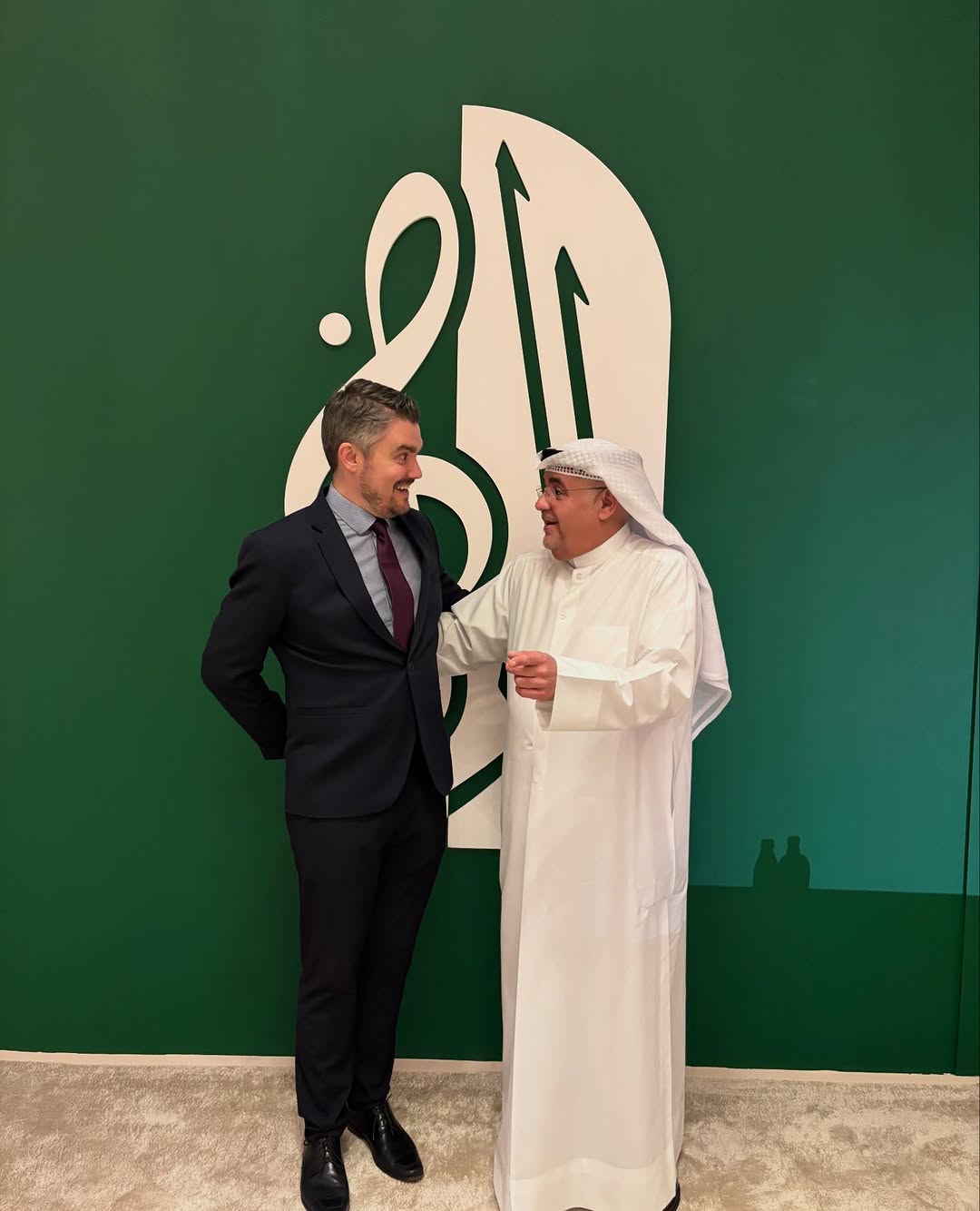 العازف الأميركي غابرييل لافين والموسيقار بسام البلوشي في الرياض (إنستغرام).