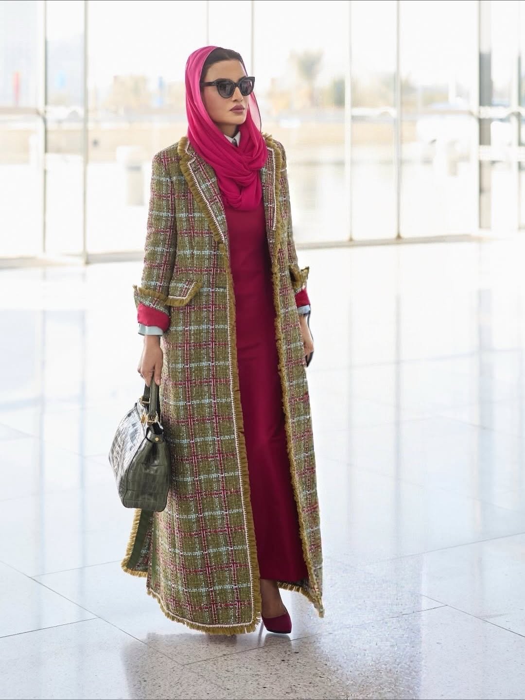الشيخة بإطلالة الفوشيا الجريئة في ختام قمة wise 2025 (انستغرام)