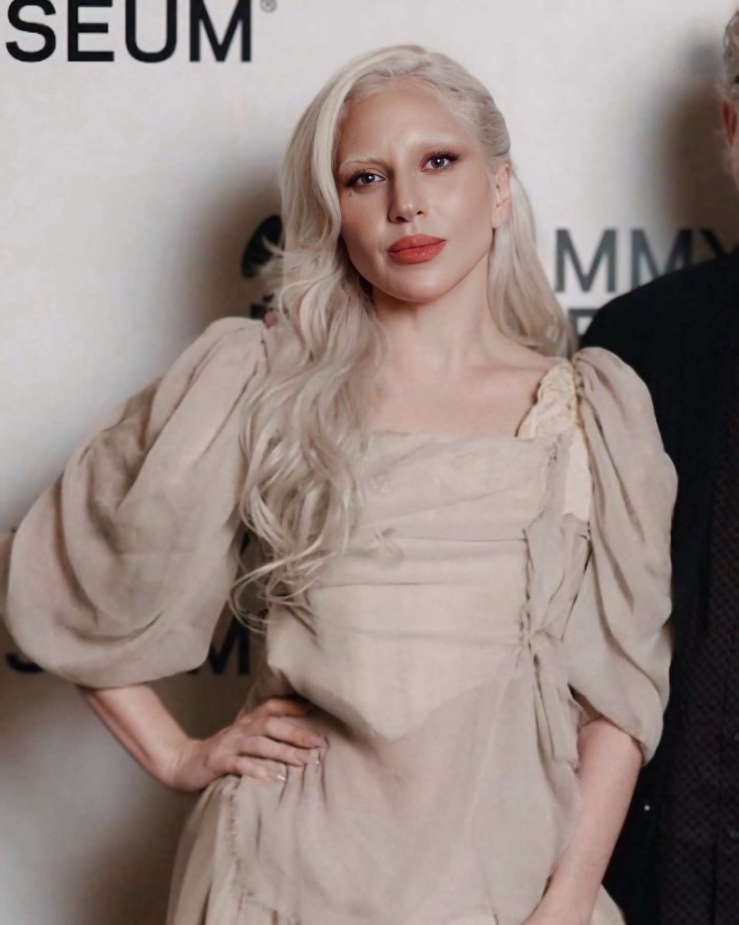 توازن بين الأناقة العصريّة وألق المكياج الطبيعي (إنستغرام)