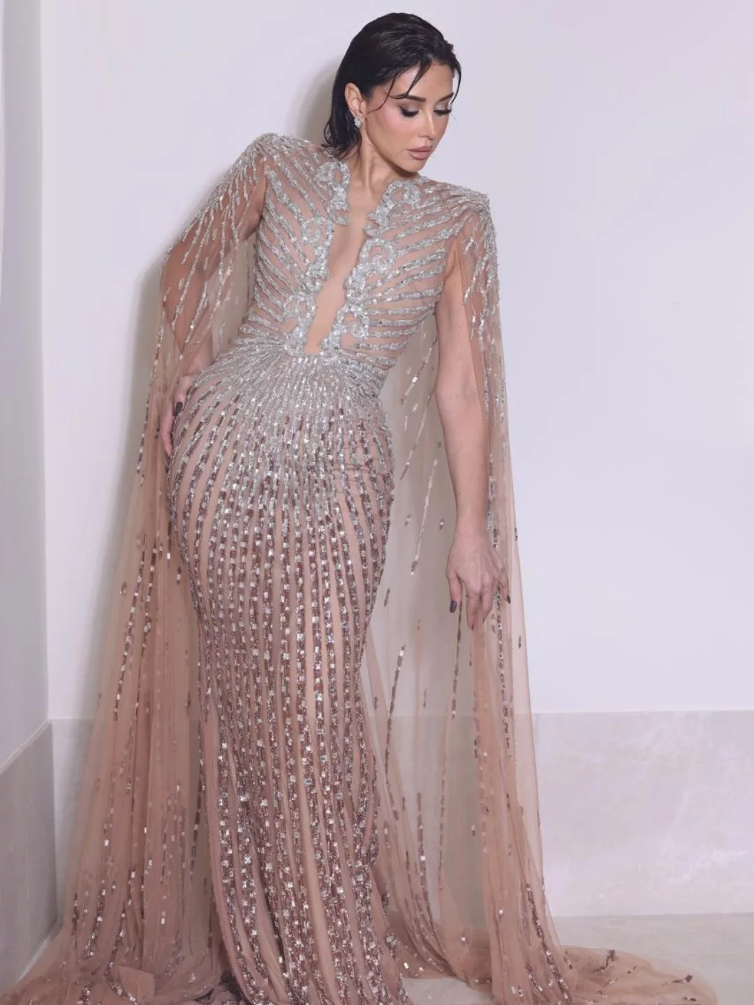 كاريس بشار بتصميم طوني ورد (إنستغرام)