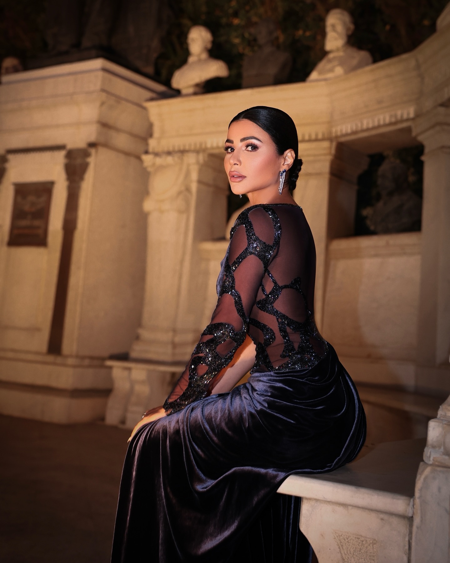 إطلالة ملكيّة بالأزرق الليلي من جيمي معلوف (إنستغرام)