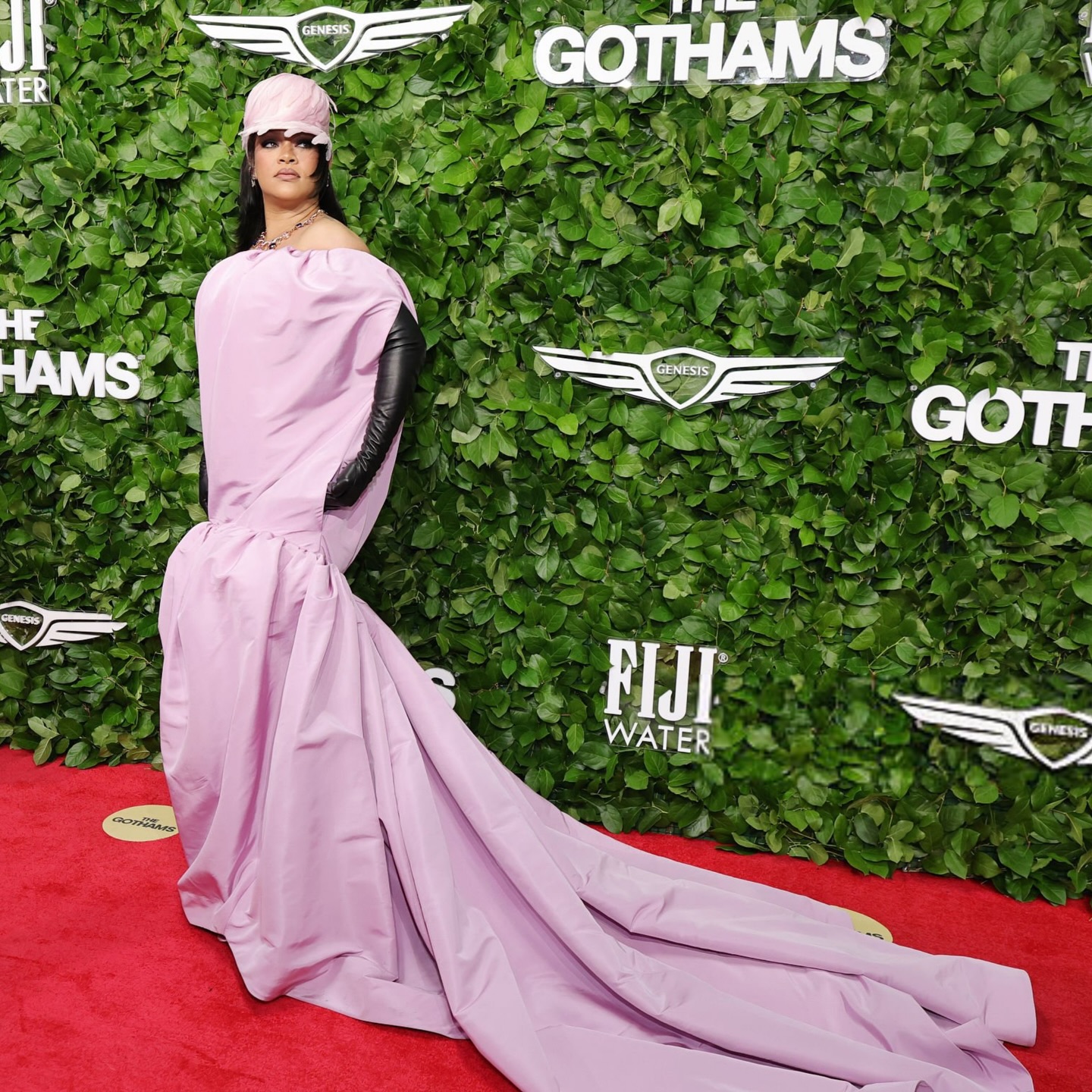 ريهانا بتصميم بالنسياغا (إنستغرام)