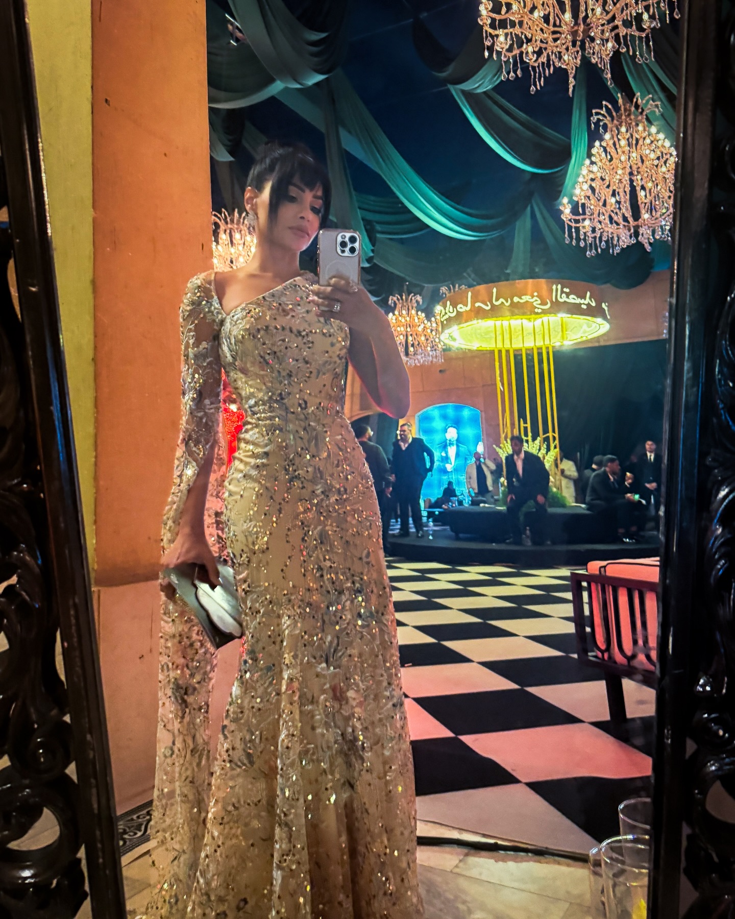 مهيرة عبد الععزيز تتألّق بالفضيّ البرّاق من جيمي معلوف (غنستغرام)