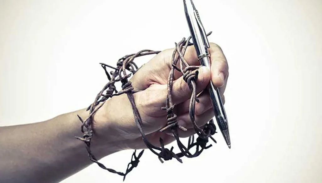 حرية الإعلام والسلطة الصالحة لمعاقبة الإعلاميين في حال ارتكابهم الأخطاء في أثناء قيامهم بأعمالهم