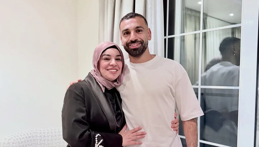 شقيقة محمد صلاح تتدخل في أزمة شقيقها مع ليفربول وترد على منتقديه