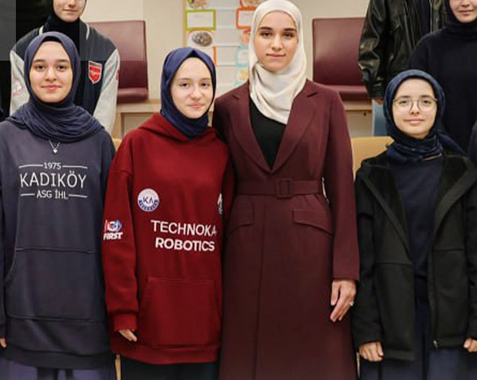 عباية بليزر بأسلوب لطيفة الدروبي (انستغرام)