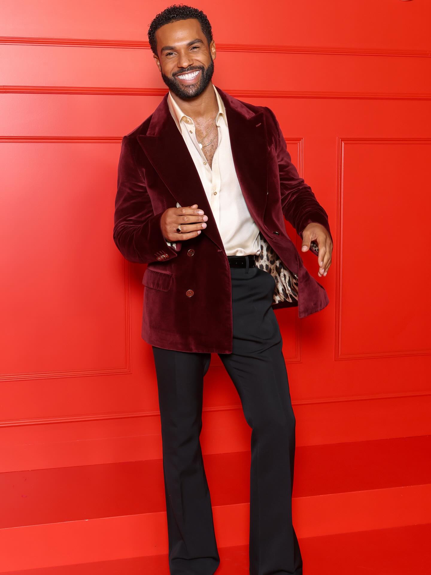 لوسيان لافيسكونت بإطلالة دولتشي أند غابانا الراقية (إنستغرام)