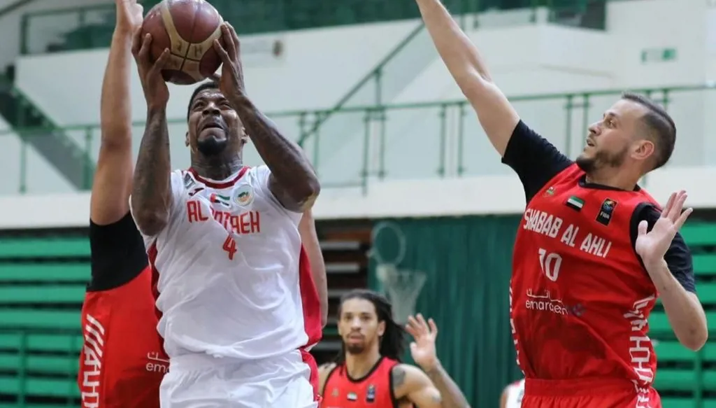 شباب الأهلي يواصل الهيمنة بالعلامة الكاملة والشارقة يعمّق جراح النصر في المربع الذهبي