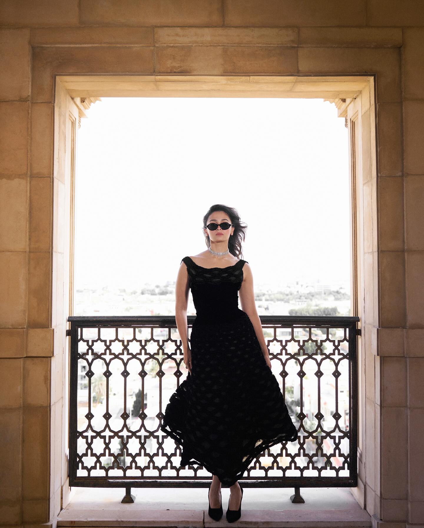 فستان أسود من أرشيف 1955 Balmain (إنستغرام)