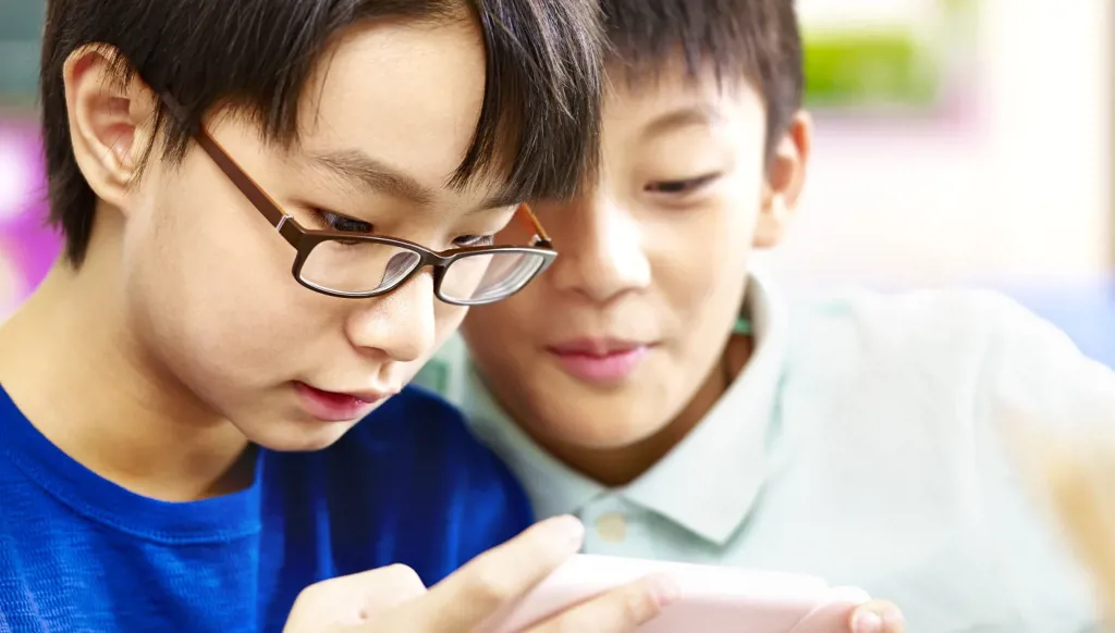 الصين تتحرك لحظر الهواتف بالفصول الدراسية والحد من استخدام الإنترنت