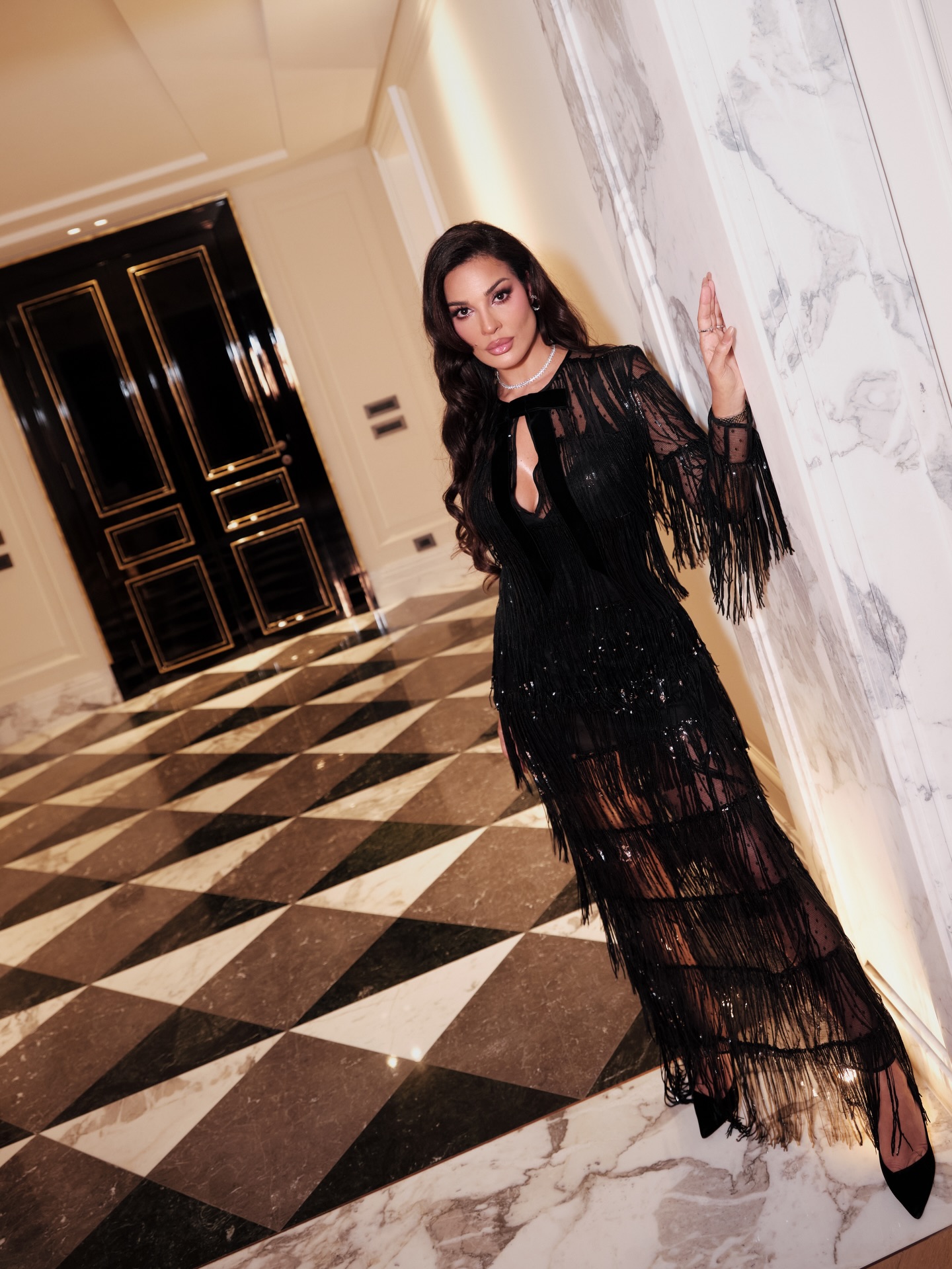 تفاصيل الفيونكة المخمليّة تبرز الطابع الأنثوي الراقي للتصميم (إنستغرام)