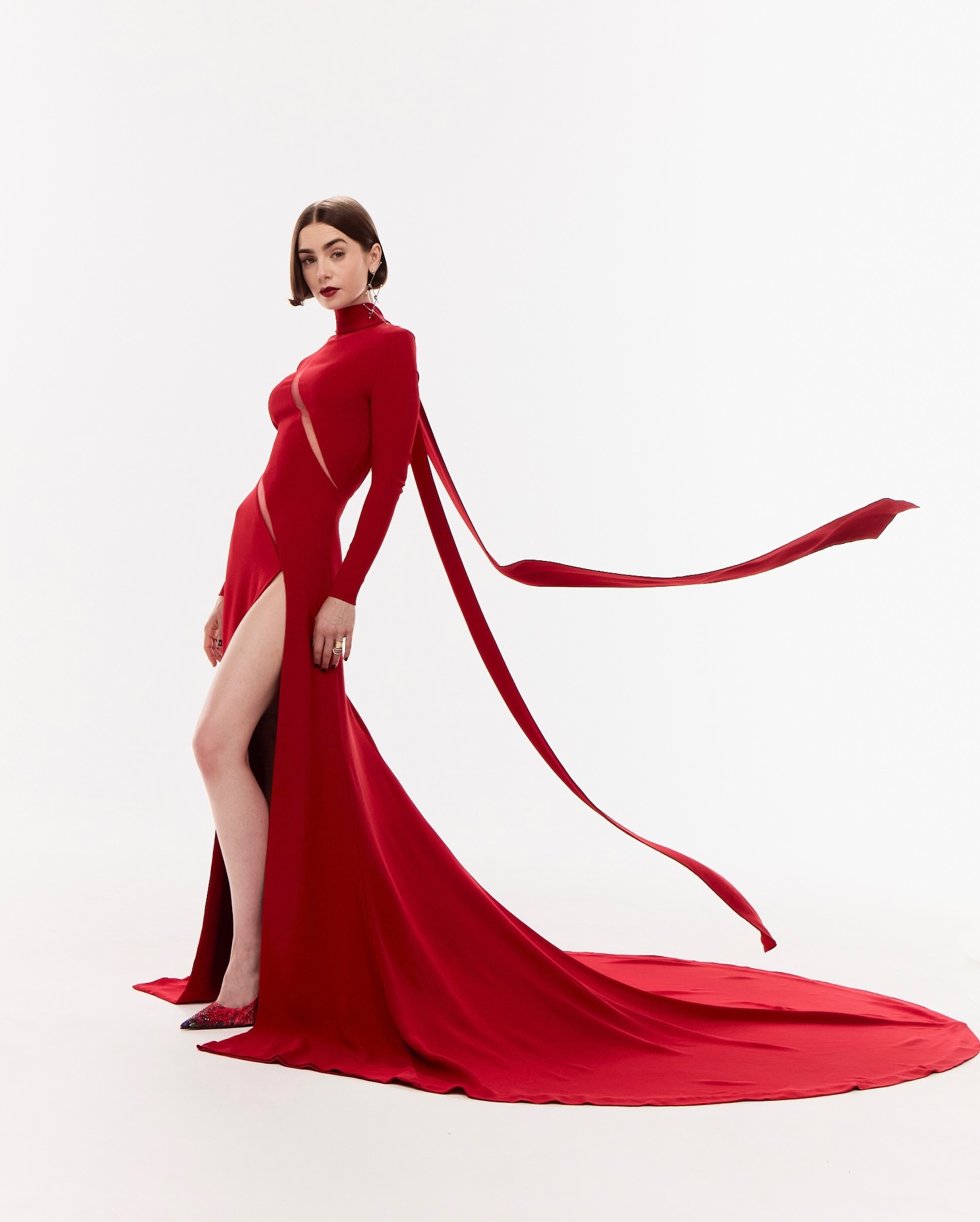 ليلي كولينز بتصميم إيلي صعب (إنستغرام)