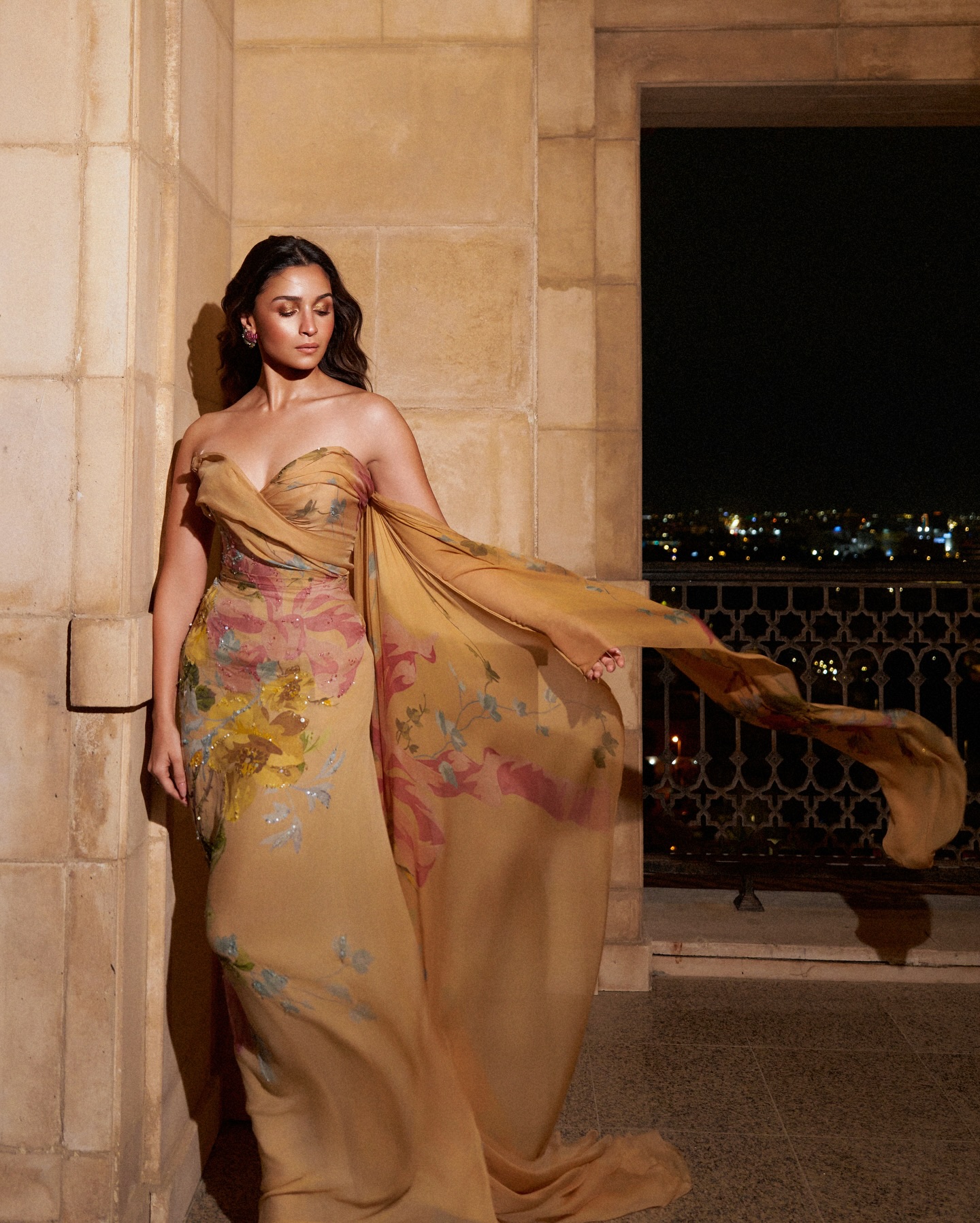 فستان مطبّع بالورود من إيلي صعب تسلّمت فيه جائزة غولدن غلوب هوريزون في مهرجان البحر الأحمر السينمائي الدولي (إنستغرام)